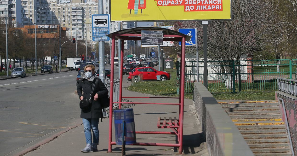 Женщина в защитной маске в Киеве Женщина в защитной маске в Киеве