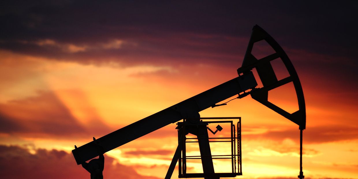 Работа нефтяных станков - качалок Работа нефтяных станков - качалок