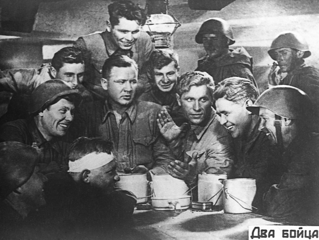 Кадр из фильма Два бойца. 1943 г. Режиссер Леонид Луков. В роли Аркадия Дзюбина - артист Марк Бернес (в центре справа), в роли - Саши Свинцова - артист Борис Андреев (в центре слева).