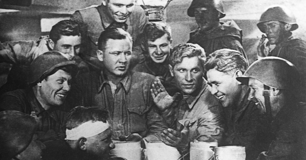 Кадр из фильма Два бойца. 1943 г. Режиссер Леонид Луков. В роли Аркадия Дзюбина - артист Марк Бернес (в центре справа), в роли - Саши Свинцова - артист Борис Андреев (в центре слева).