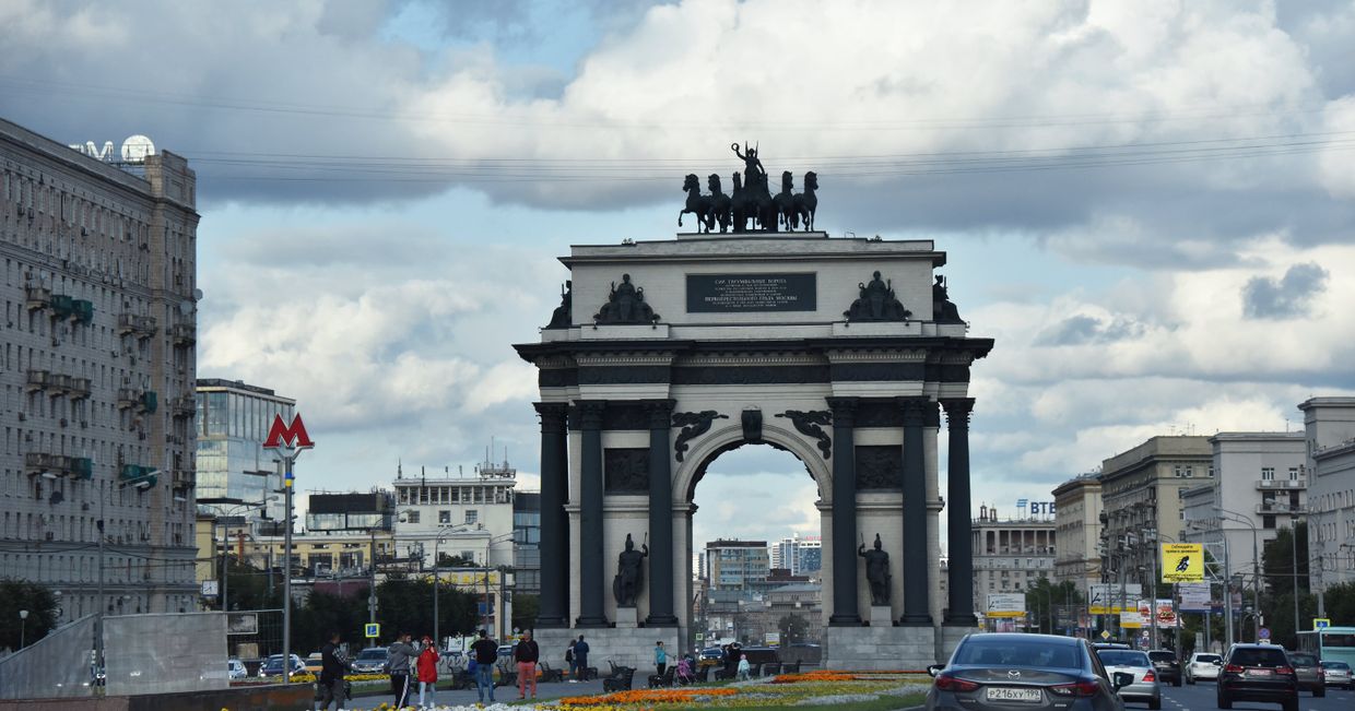 Московские Триумфальные ворота (Триумфальная арка) на площади Победы в Москве. Московские Триумфальные ворота (Триумфальная арка) на площади Победы в Москве.