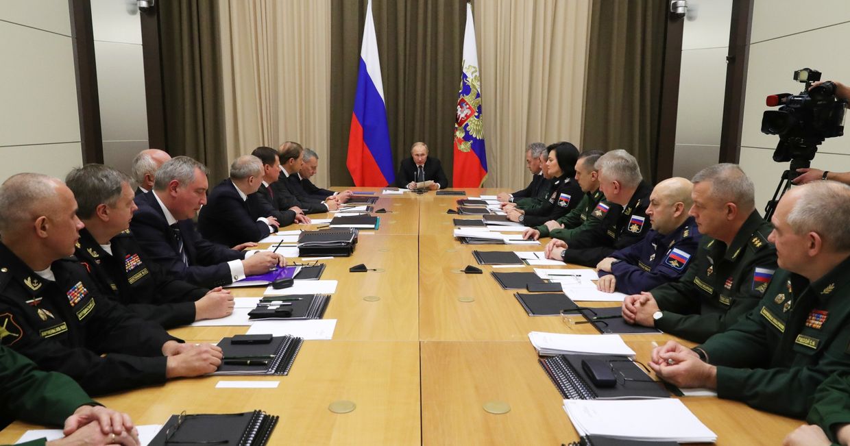 Президент РФ В. Путин провел совещание с руководством Минобороны и предприятий ОПК Президент РФ В. Путин провел совещание с руководством Минобороны и предприятий ОПК