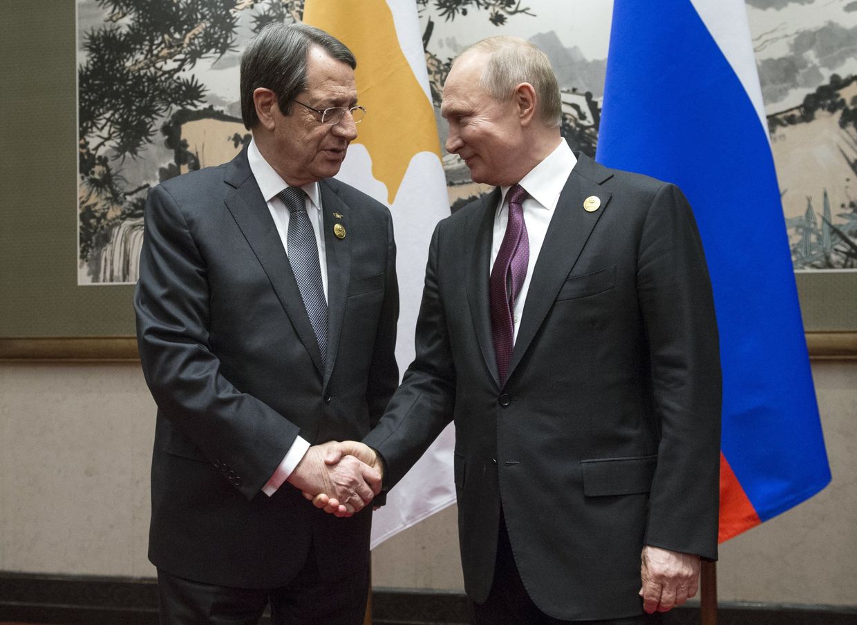 Президент РФ Владимир Путин и президент Кипра Никос Анастасиадис во время встречи на полях форума международного сотрудничества Один пояс - один путь в Пекине