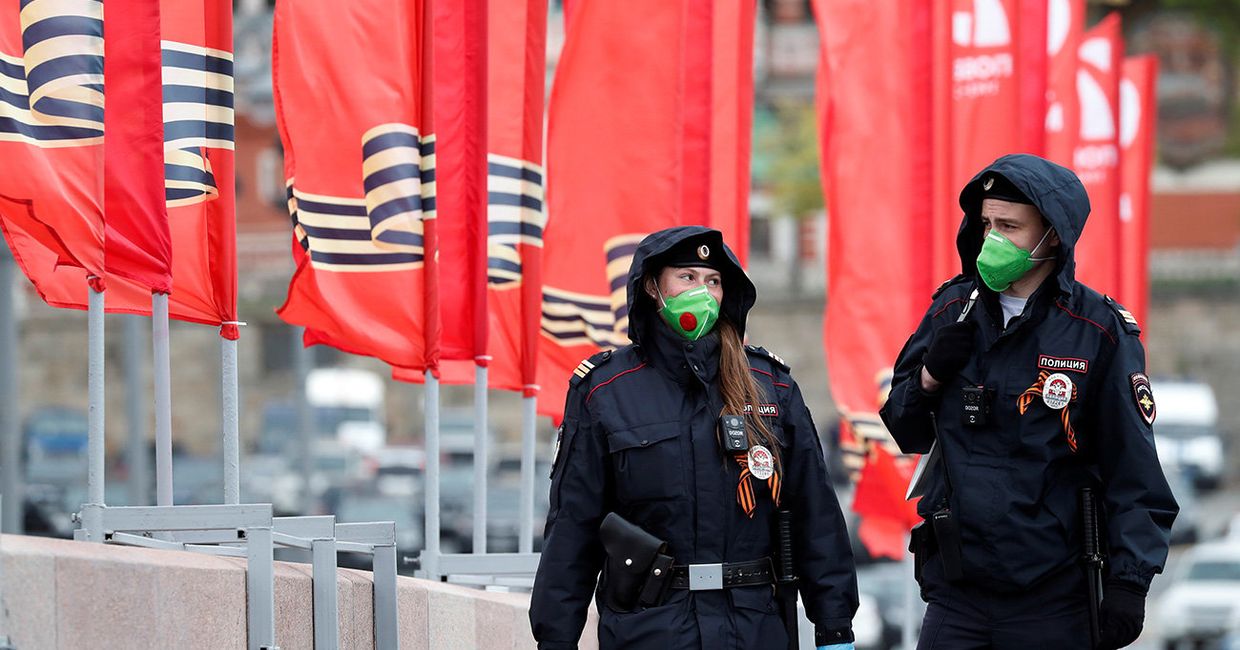 Сотрудники полиции патрулируют улицы во время празднования Дня Победы в Москве