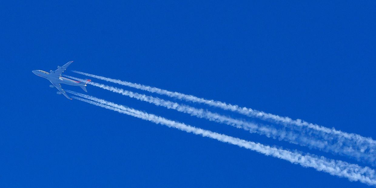 Самолет Boeing 747-467 в небе над Москвой Самолет Boeing 747-467 в небе над Москвой