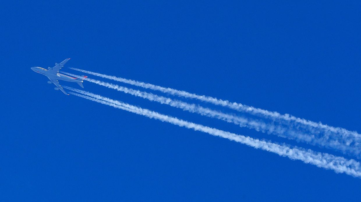 Самолет Boeing 747-467 в небе над Москвой