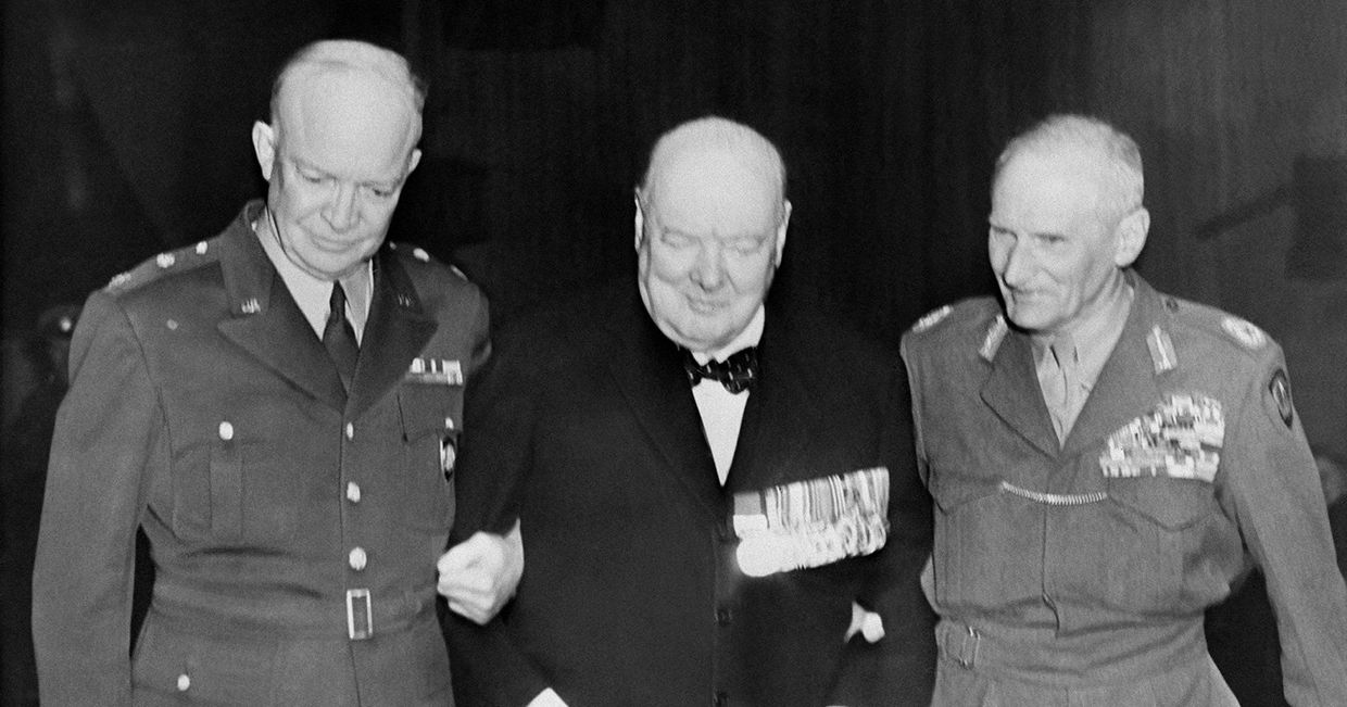 Американский генерал Дуайт Эйзенхауэр, премьер-министр Великобритании Уинстон Черчилль и британский фельдмаршал Бернард Монтгомери Американский генерал Дуайт Эйзенхауэр, премьер-министр Великобритании Уинстон Черчилль и британский фельдмаршал Бернард Монтгомери