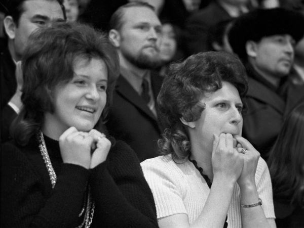 Болельщицы во время игры. Матч между сборными командами Финляндии и СССР.