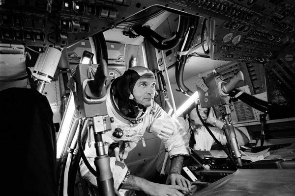 Майкл Коллинз в симуляторе «Аполлона» в 1969 году