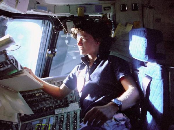Салли Райд на борту шаттла «Челленджер» в 1983 году