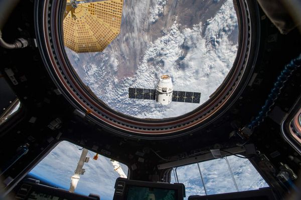 Грузовая капсула «Дракон» приближается к космической станции в 2016 году