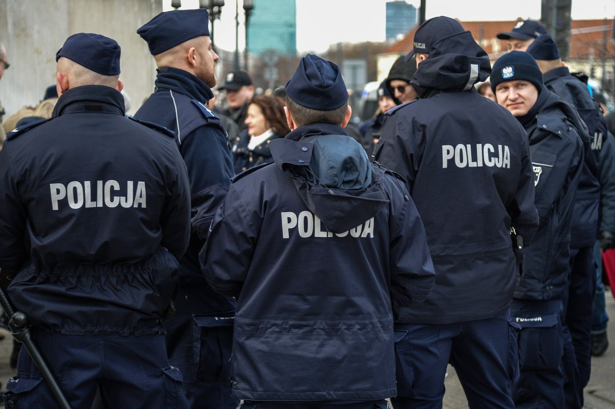 Сотрудники полиции на улице в Варшаве