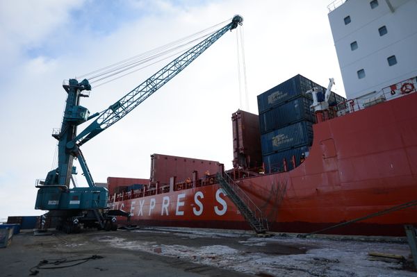 Контейнеровоз ледового класса Arctic Express (дизель-электроход усиленного ледового класса Мончегорск, входит в флот компании Норильский никель) в порту Дудинка