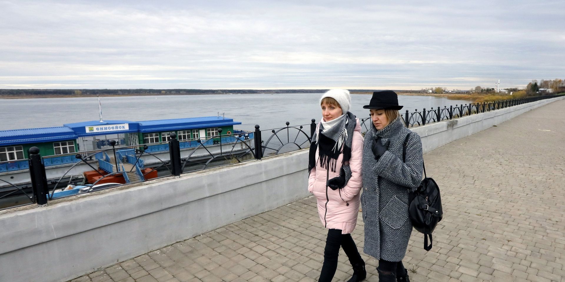 Девушки гуляют по набережной Енисея в городе Енисейске - ИноСМИ, 1920, 08.03.2023