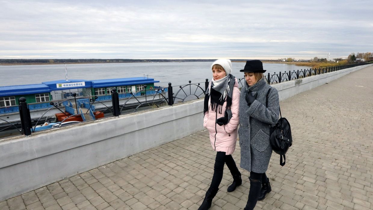 Девушки гуляют по набережной Енисея в городе Енисейске