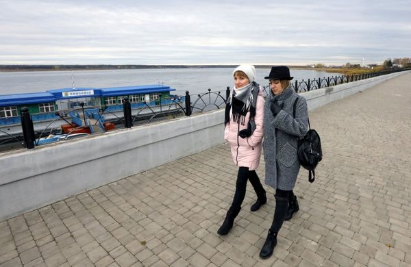 Девушки гуляют по набережной Енисея в городе Енисейске