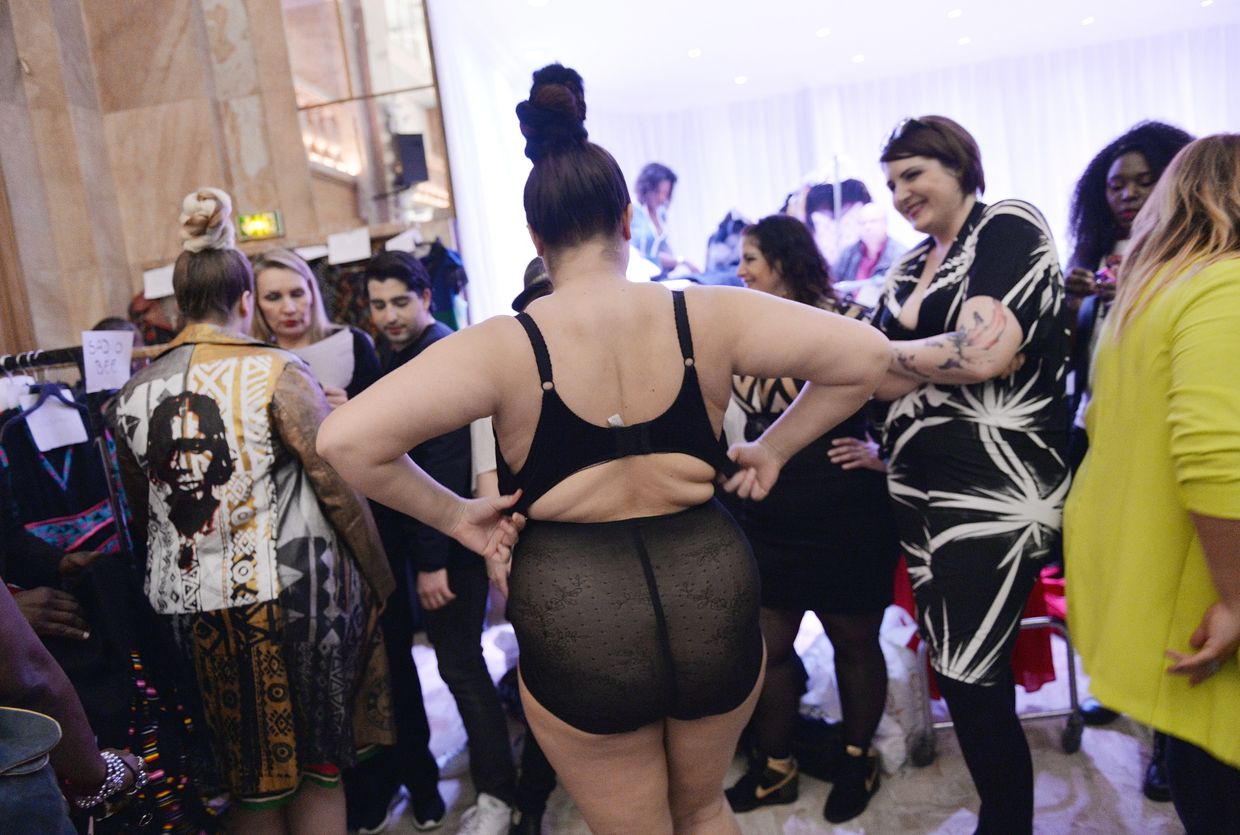 Плюс сайз модель на Pulp Fashion Week в Париже, Франция
