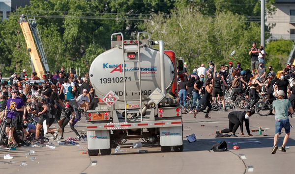 Автоцистерна въезжает в толпу протестующих в Миннеаполисе, штат Миннесота