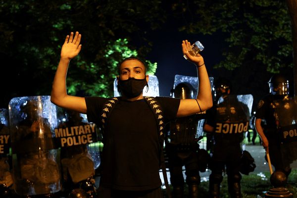 Участник акций протестов в Вашингтоне