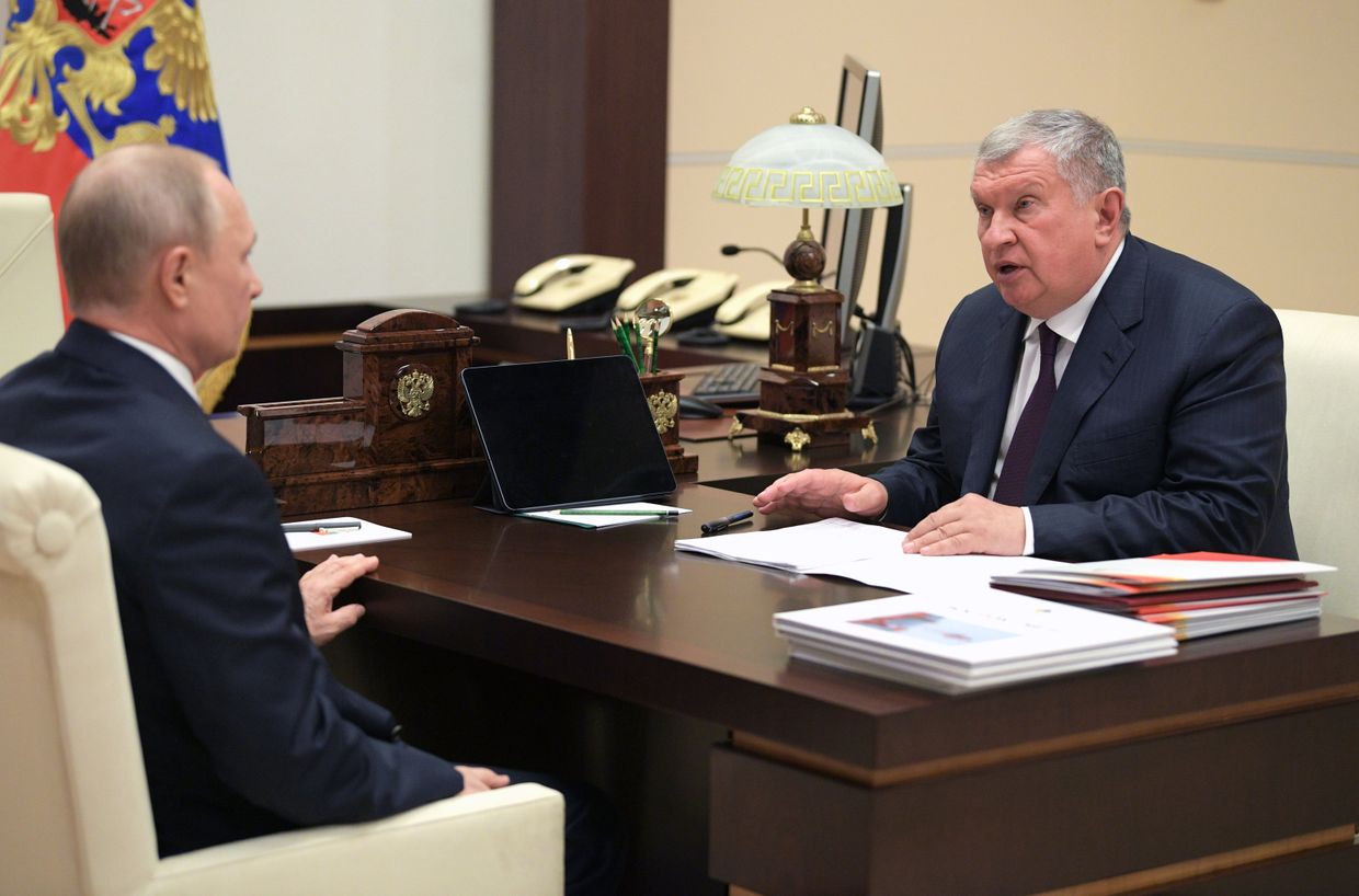 Президент РФ В. Путин встретился с главой компании Роснефть И. Сечиным 12 мая 2020 года Президент РФ В. Путин встретился с главой компании Роснефть И. Сечиным 12 мая 2020 года