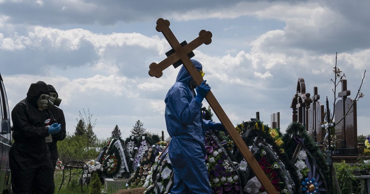 Похороны умершего от коронавируса в Черновцах, Украина Похороны умершего от коронавируса в Черновцах, Украина