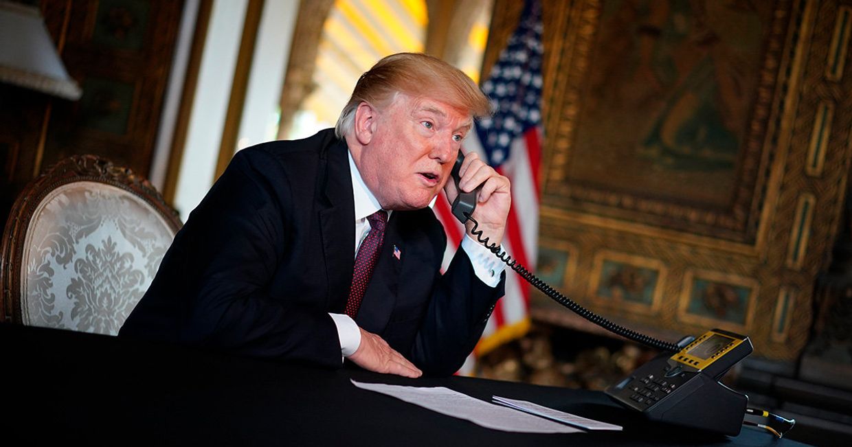 Президент США Дональд Трамп говорит по телефону