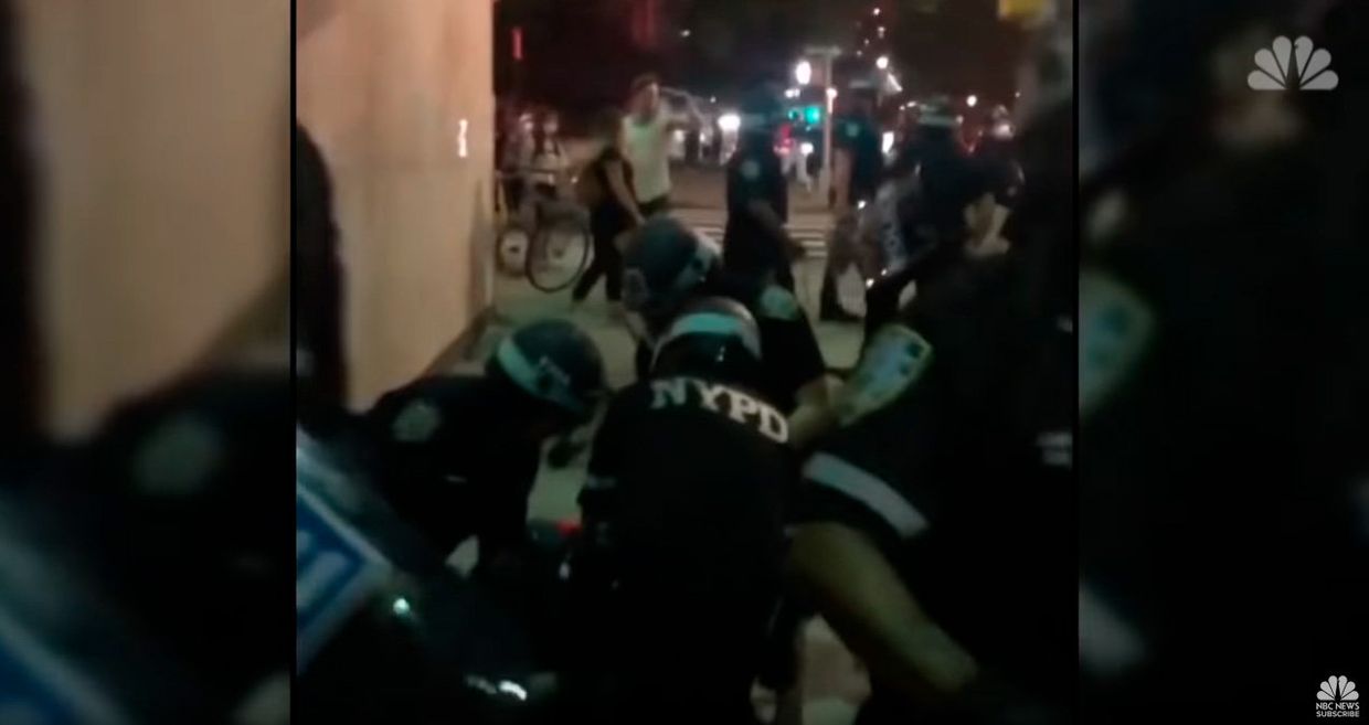 В Бруклине полиция избила дубинками протестующих
