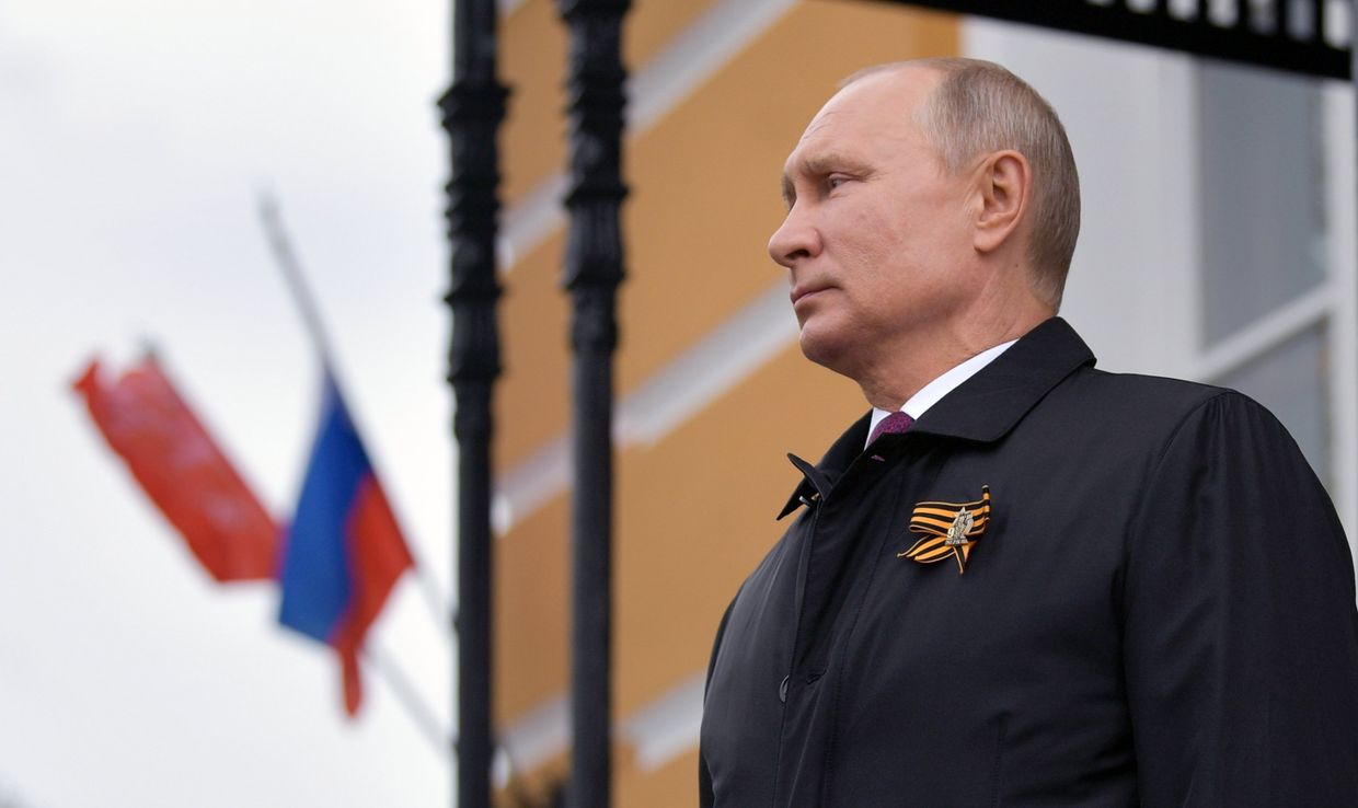Президент РФ В. Путин во время воздушного парада, посвященного 75-летию Победы в ВОВ