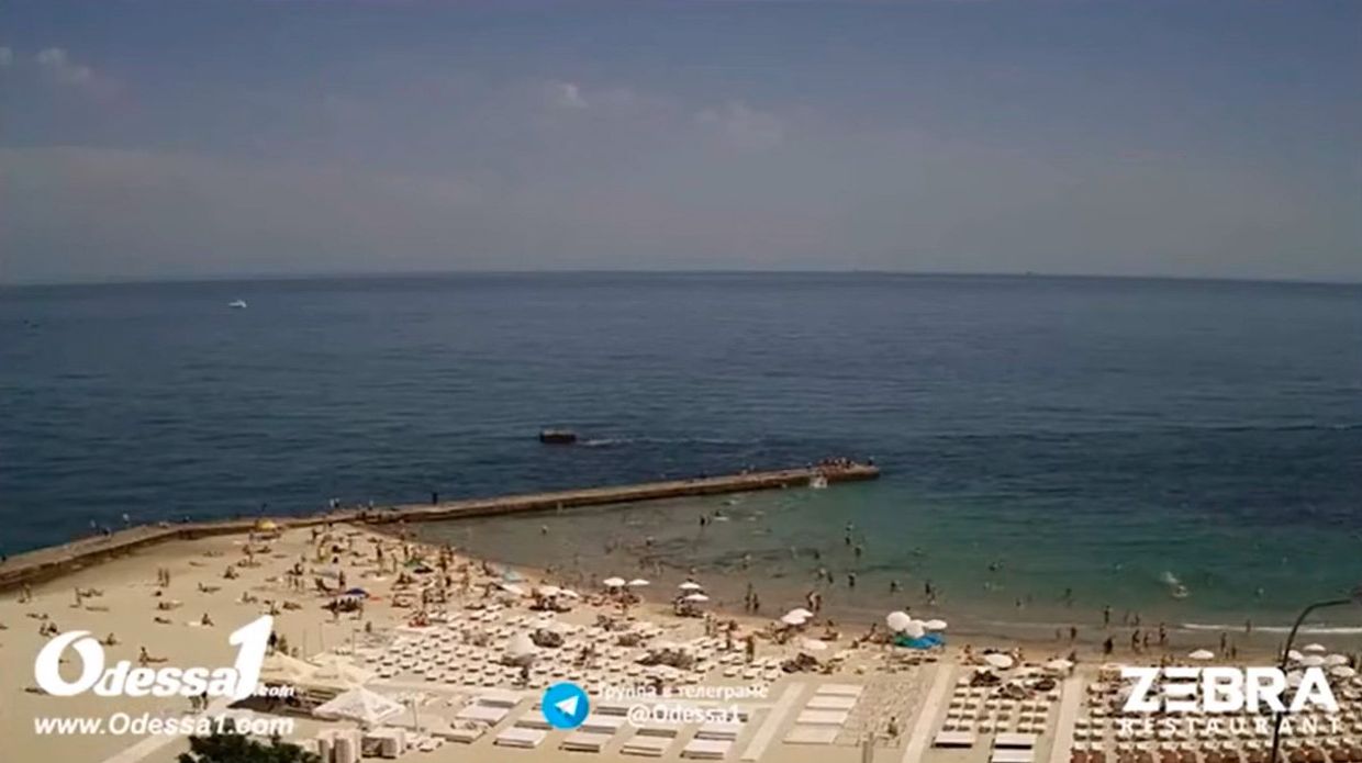 Пляжи Крыма и Одессы: где больше людей