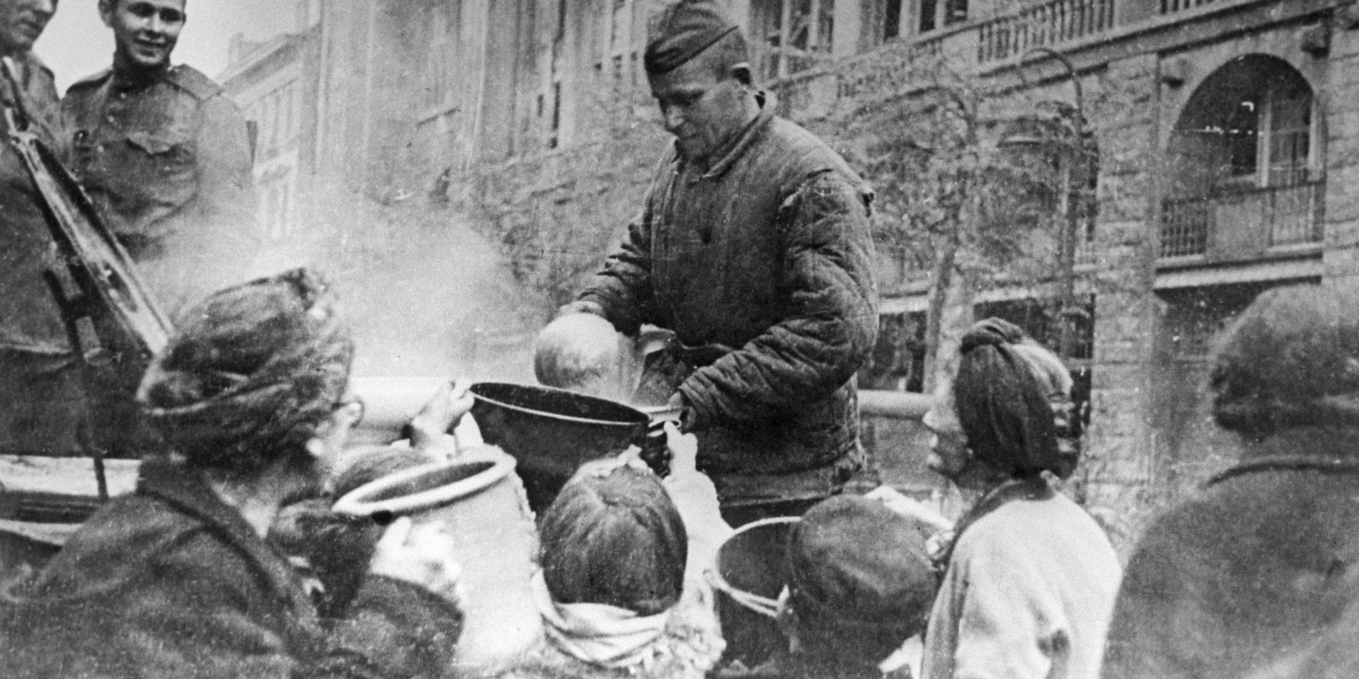 Советские полевые кухни в Берлине кормят голодных горожан. Великая Отечественная война (1941-1945). - ИноСМИ, 1920, 27.06.2021