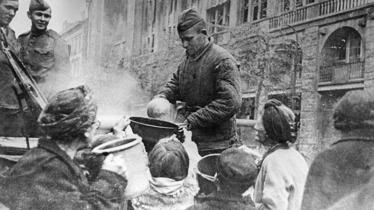 Советские полевые кухни в Берлине кормят голодных горожан. Великая Отечественная война (1941-1945).