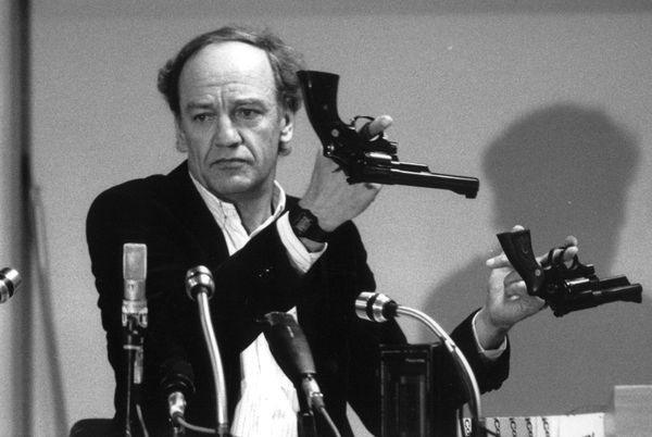 31 марта 1986. Главный следователь Ханс Хольмер демонстрирует два револьвера в рамках расследования убийства Улофа Пальме