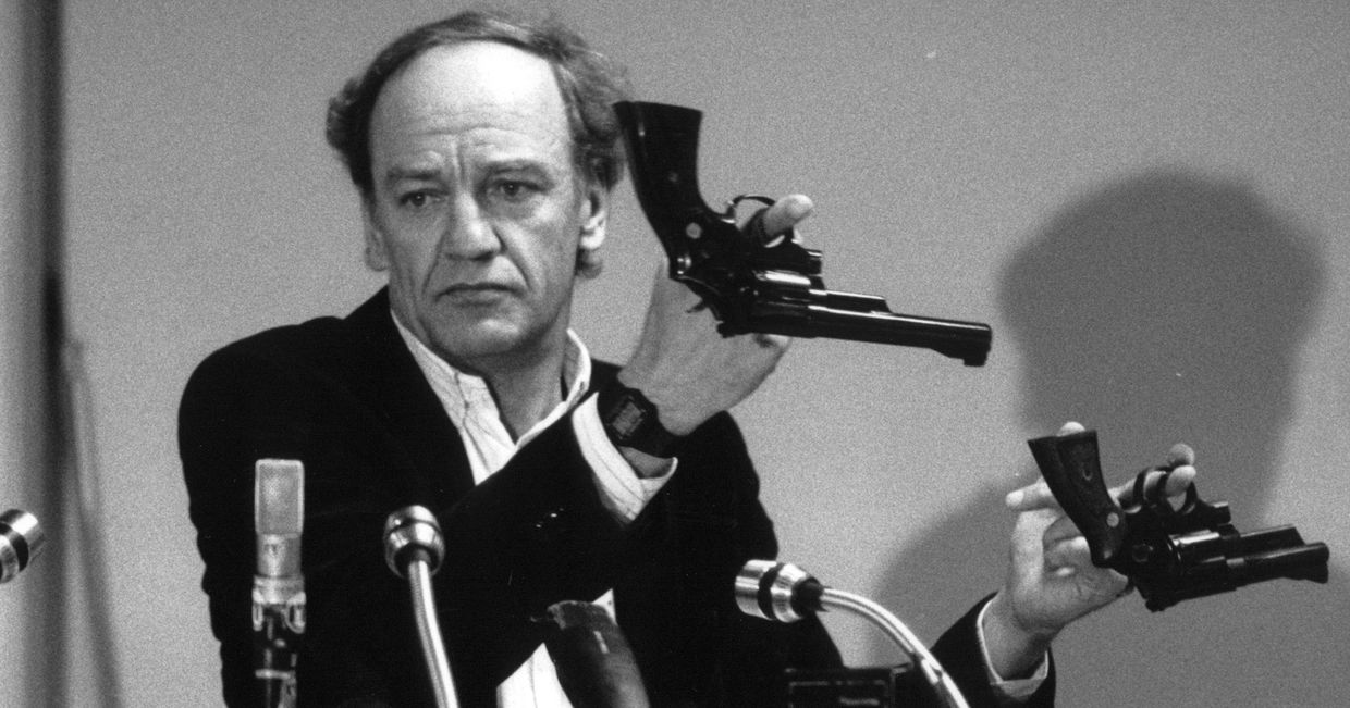 31 марта 1986. Главный следователь Ханс Хольмер демонстрирует два револьвера в рамках расследования убийства Улофа Пальме 31 марта 1986. Главный следователь Ханс Хольмер демонстрирует два револьвера в рамках расследования убийства Улофа Пальме