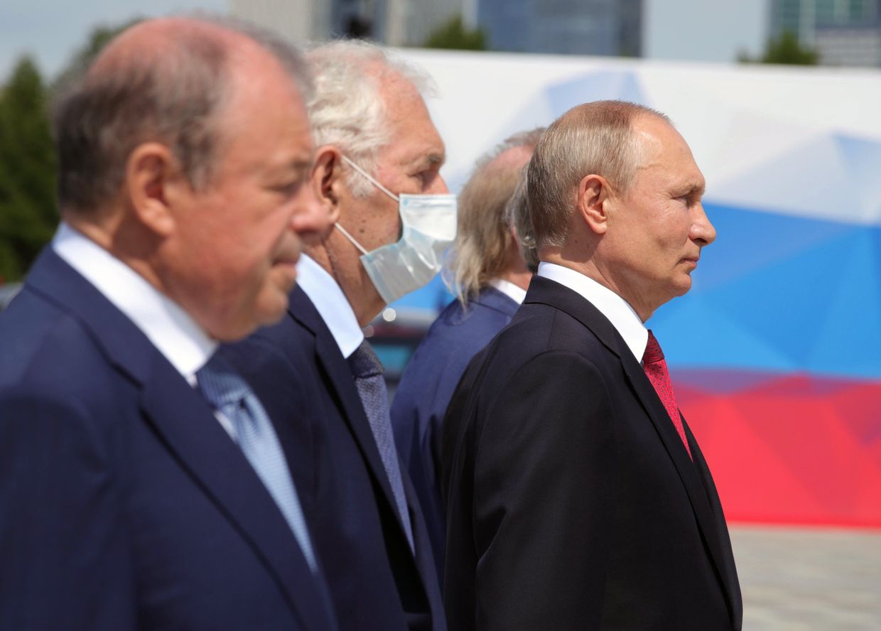 Президент РФ Владимир Путин на церемонии вручения золотых звезд Героям Труда на Поклонной горе.