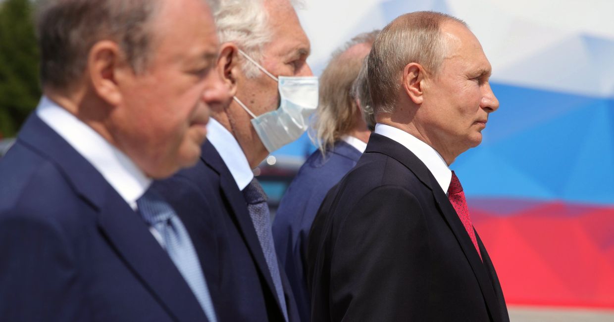 Президент РФ Владимир Путин на церемонии вручения золотых звезд Героям Труда на Поклонной горе.