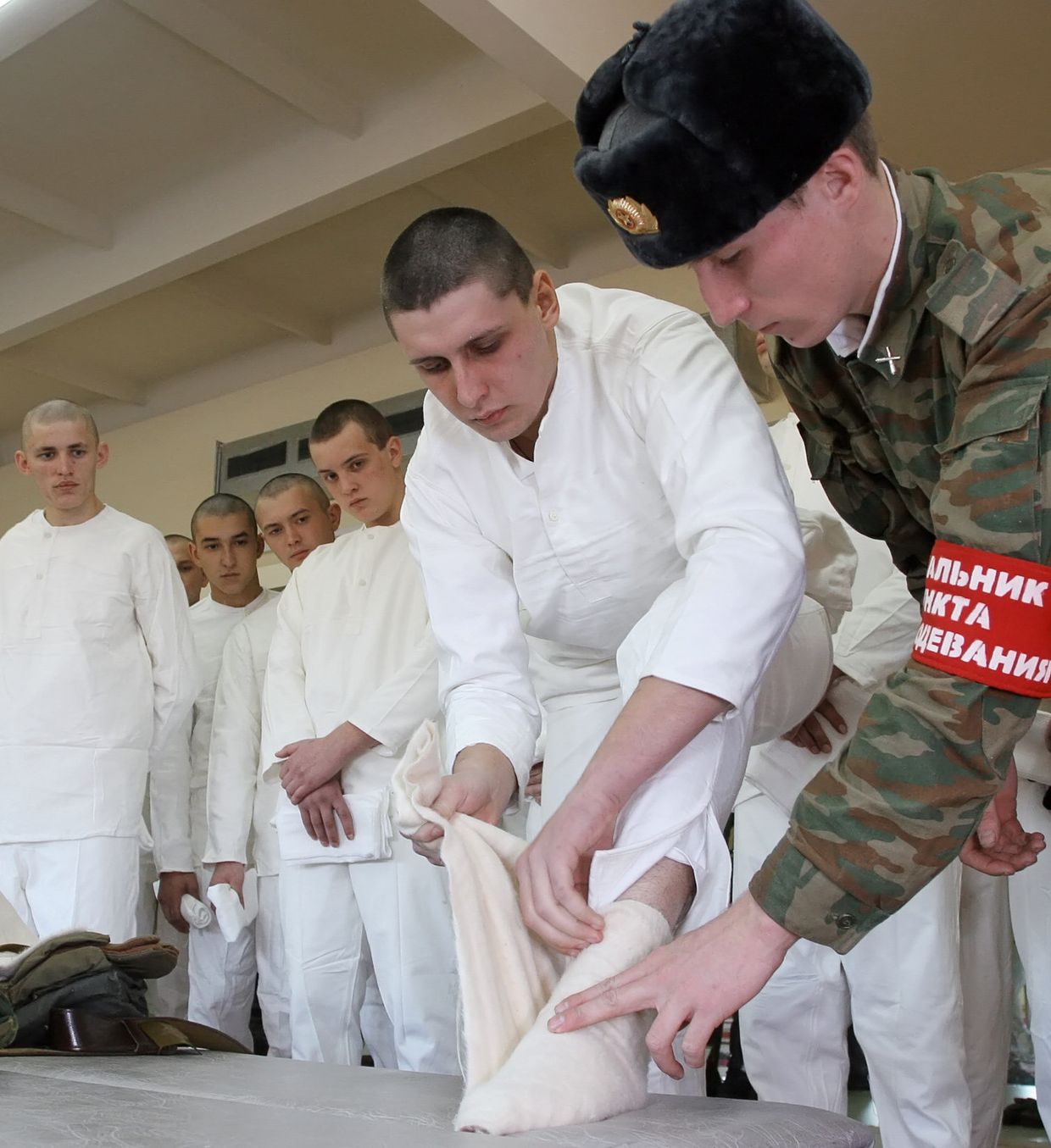 Призывники получают обмундирование в воинской части в 2008 году