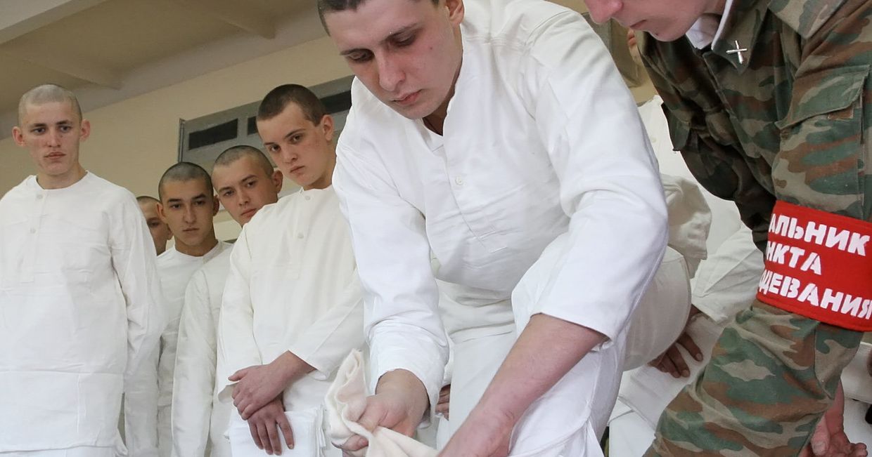 Призывники получают обмундирование в воинской части в 2008 году