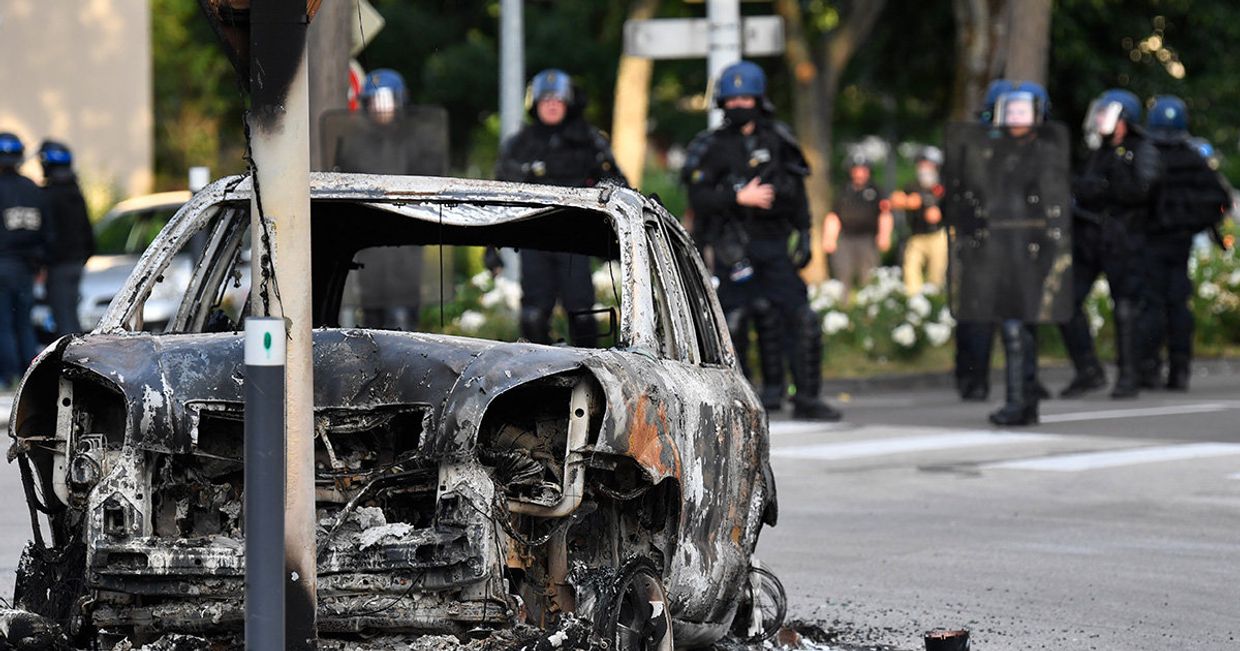 Жандармы возле сгоревшего автомобиля в Дижоне Жандармы возле сгоревшего автомобиля в Дижоне