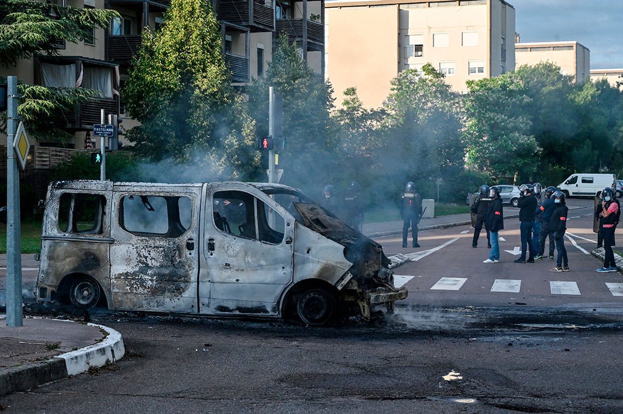 Жандармы возле сгоревшего автомобиля в Дижоне
