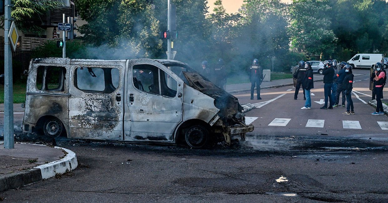 Жандармы возле сгоревшего автомобиля в Дижоне