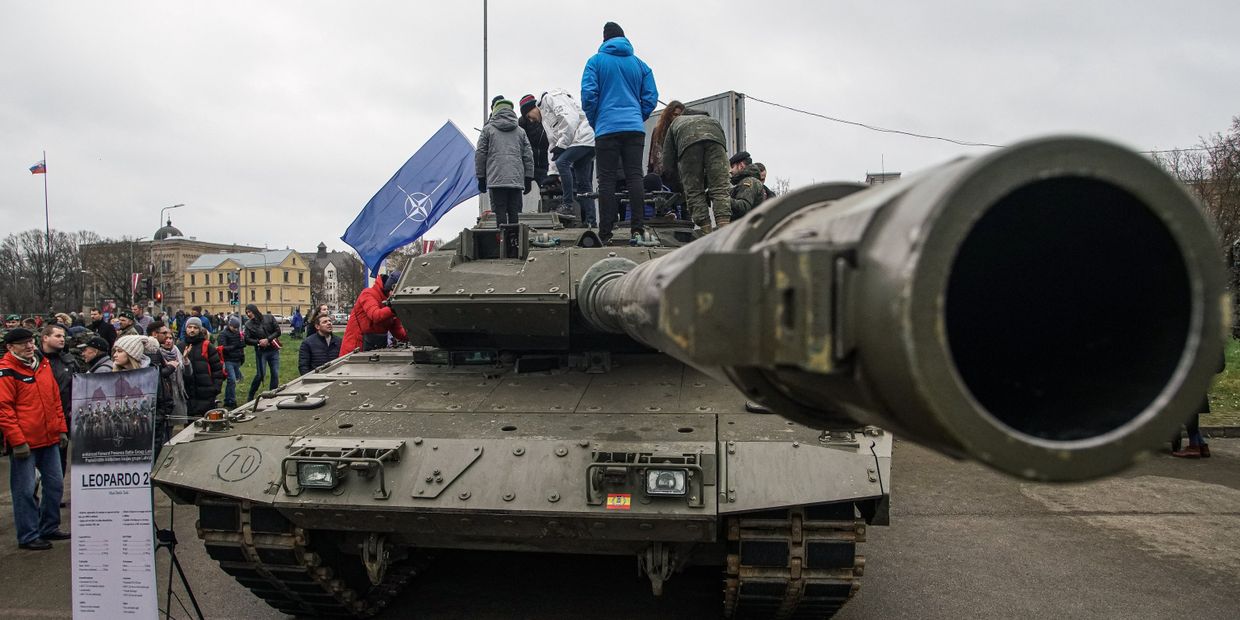 Жители Риги осматривают танк НАТО Leopard 2, Латвия