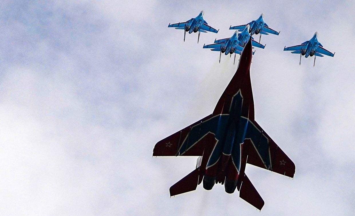 Истребители МиГ-29 и Су-30СМ пилотажных групп Русские витязи и Стрижи