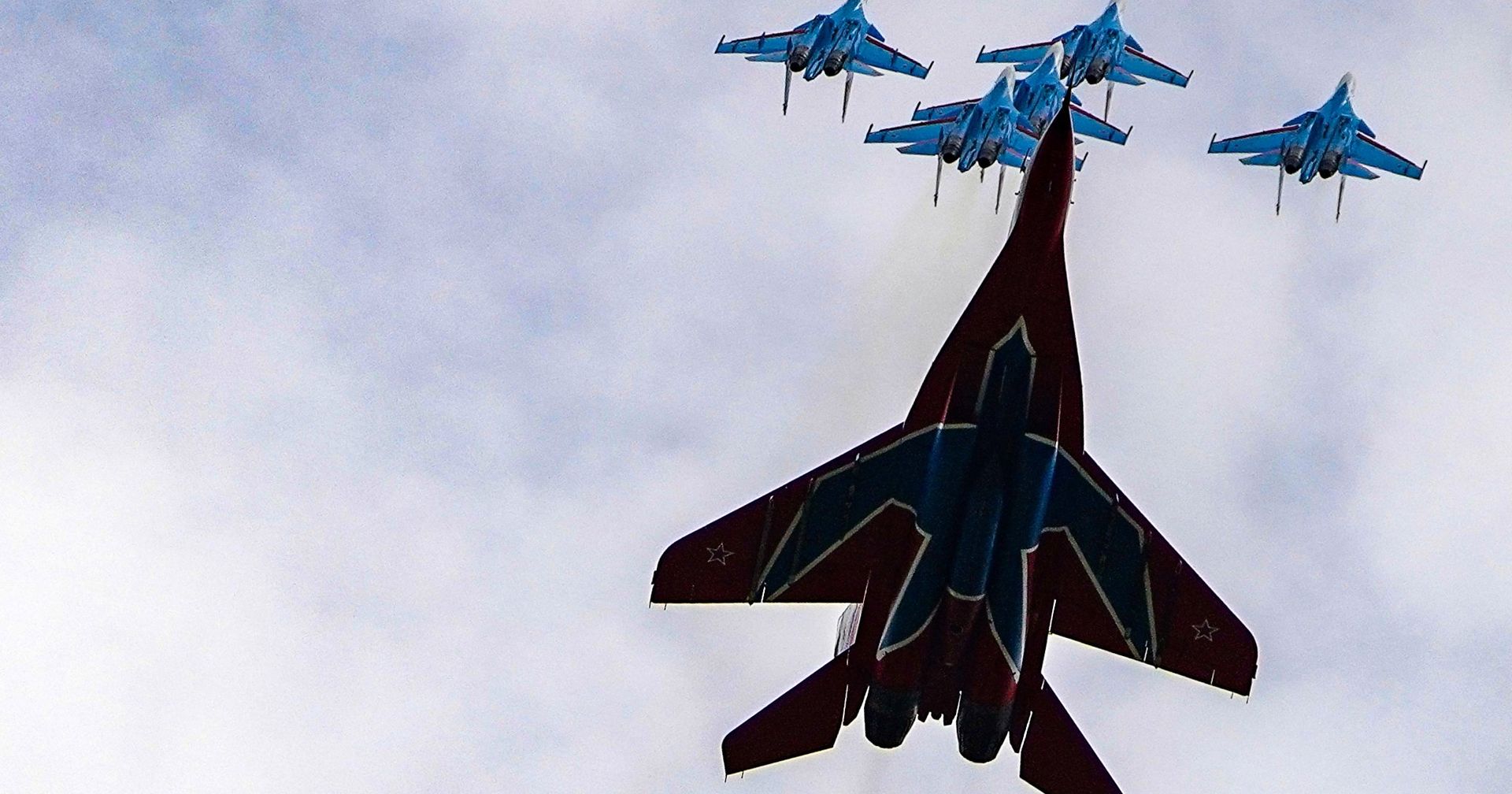 Истребители МиГ-29 и Су-30СМ пилотажных групп Русские витязи и Стрижи Истребители МиГ-29 и Су-30СМ пилотажных групп Русские витязи и Стрижи - ИноСМИ, 1920, 22.12.2020