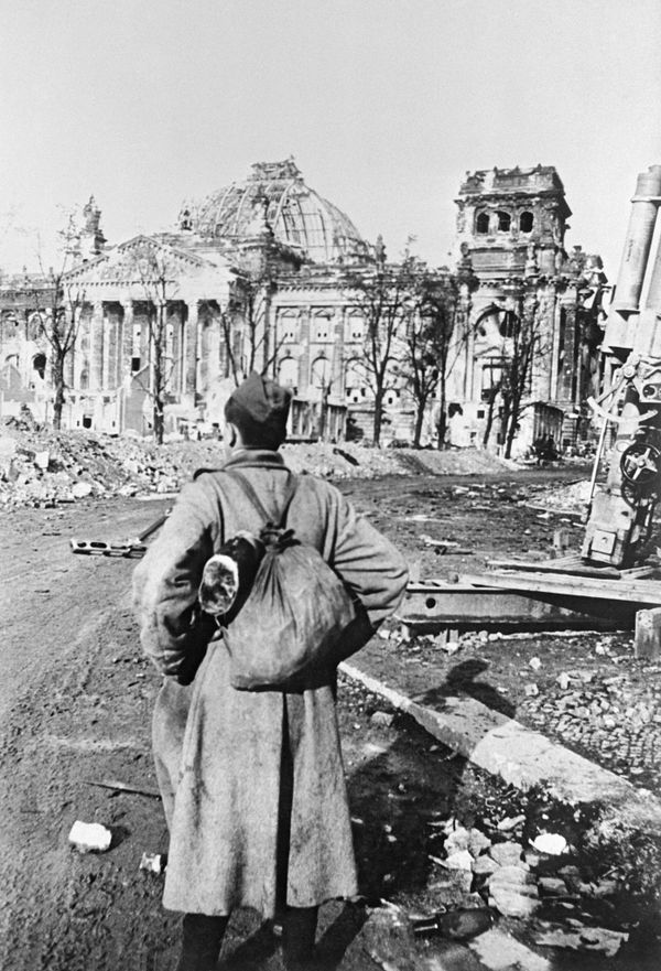 Боец-пехотинец Михаил Макаров перед рейхстагом, 1945 год