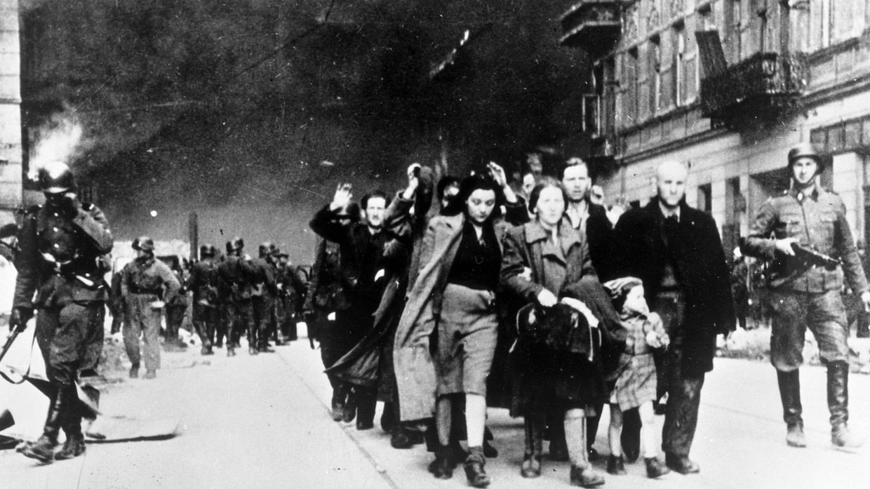 Жителей Варшавского гетто отправляют в лагерь смерти Треблинка