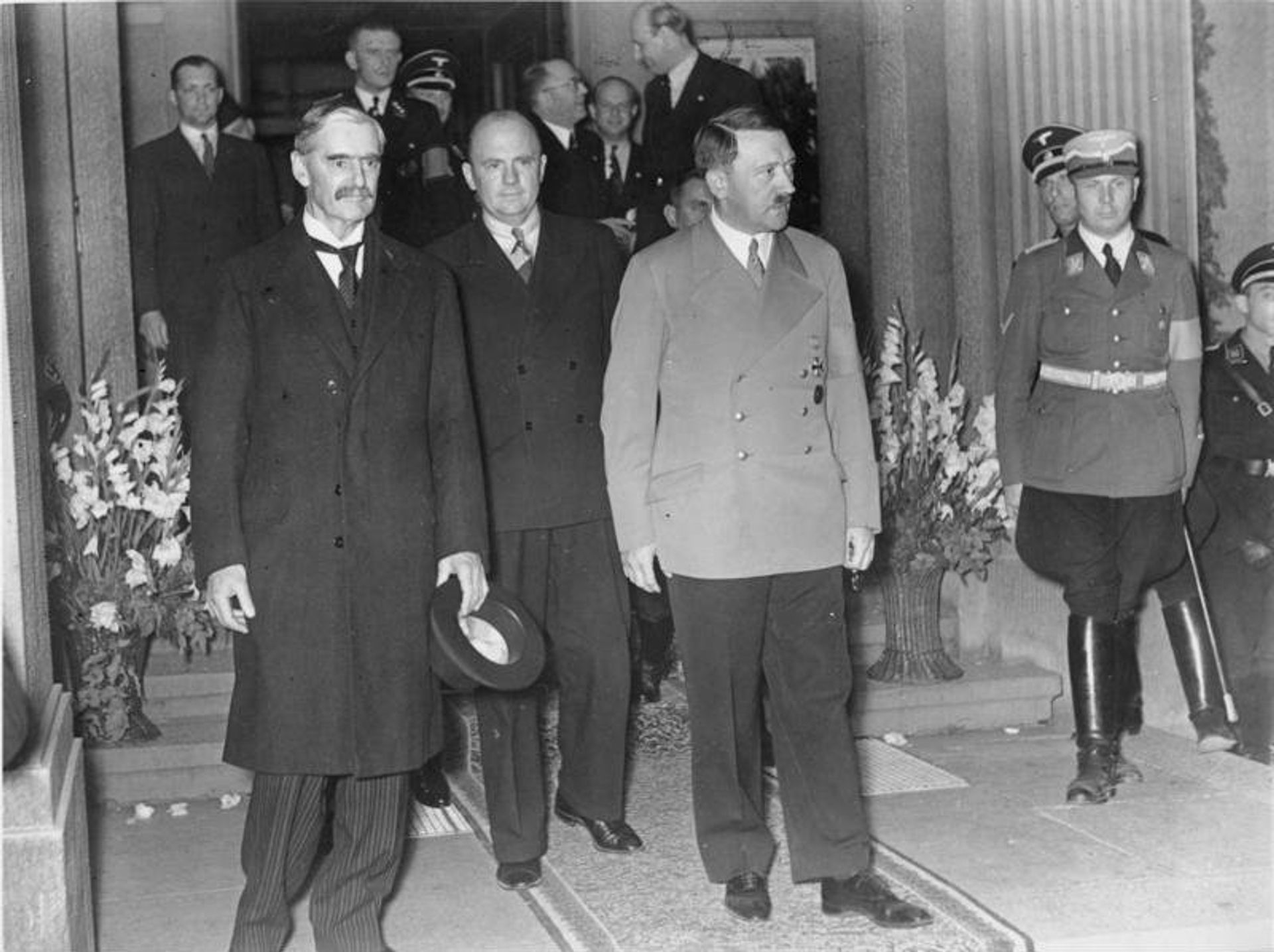 Чемберлен (слева) и Гитлер на встрече в Бад-Годесберге, 23 сентября 1938 года Чемберлен (слева) и Гитлер на встрече в Бад-Годесберге, 23 сентября 1938 года - ИноСМИ, 1920, 27.03.2021