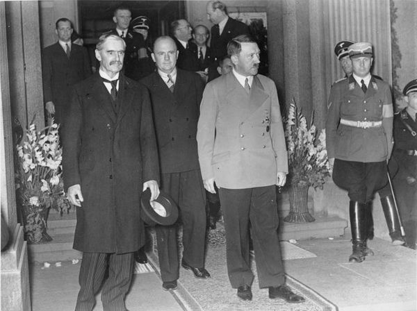 Чемберлен (слева) и Гитлер на встрече в Бад-Годесберге, 23 сентября 1938 года