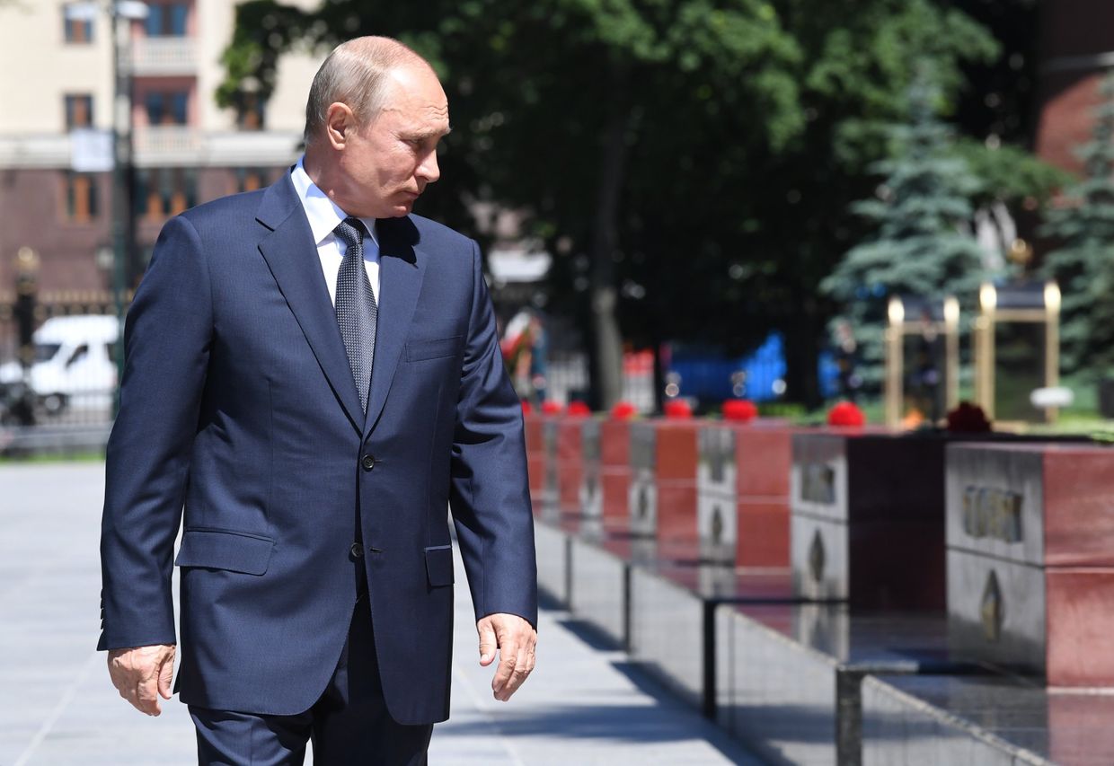 Президент РФ В. Путин принял участие в церемонии возложения венков к Могиле Неизвестного Солдата