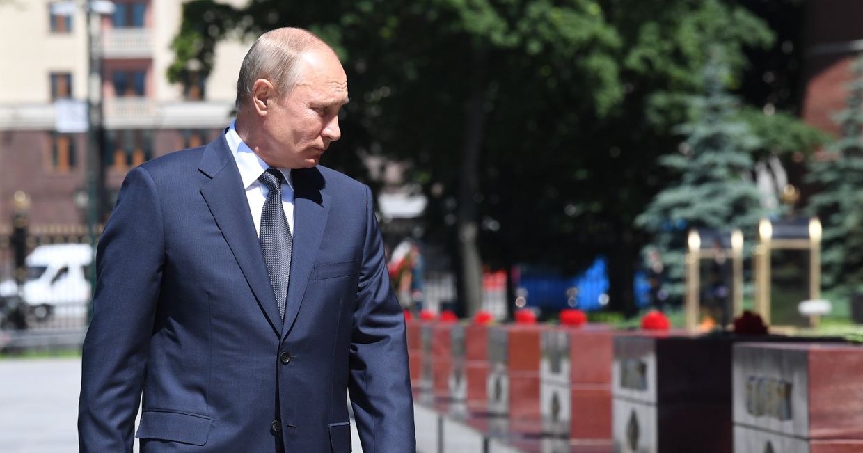 Президент РФ В. Путин принял участие в церемонии возложения венков к Могиле Неизвестного Солдата