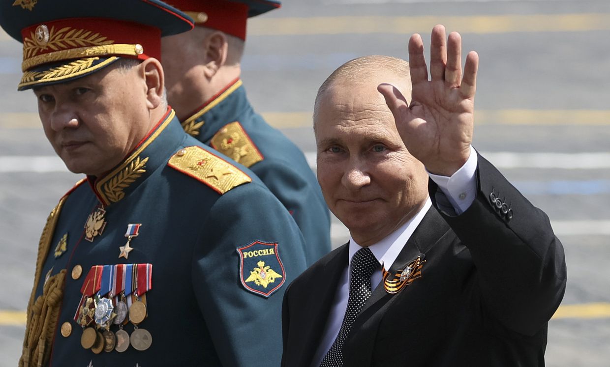 Президент РФ В. Путин принял участие в военном параде в ознаменование 75-летия Победы